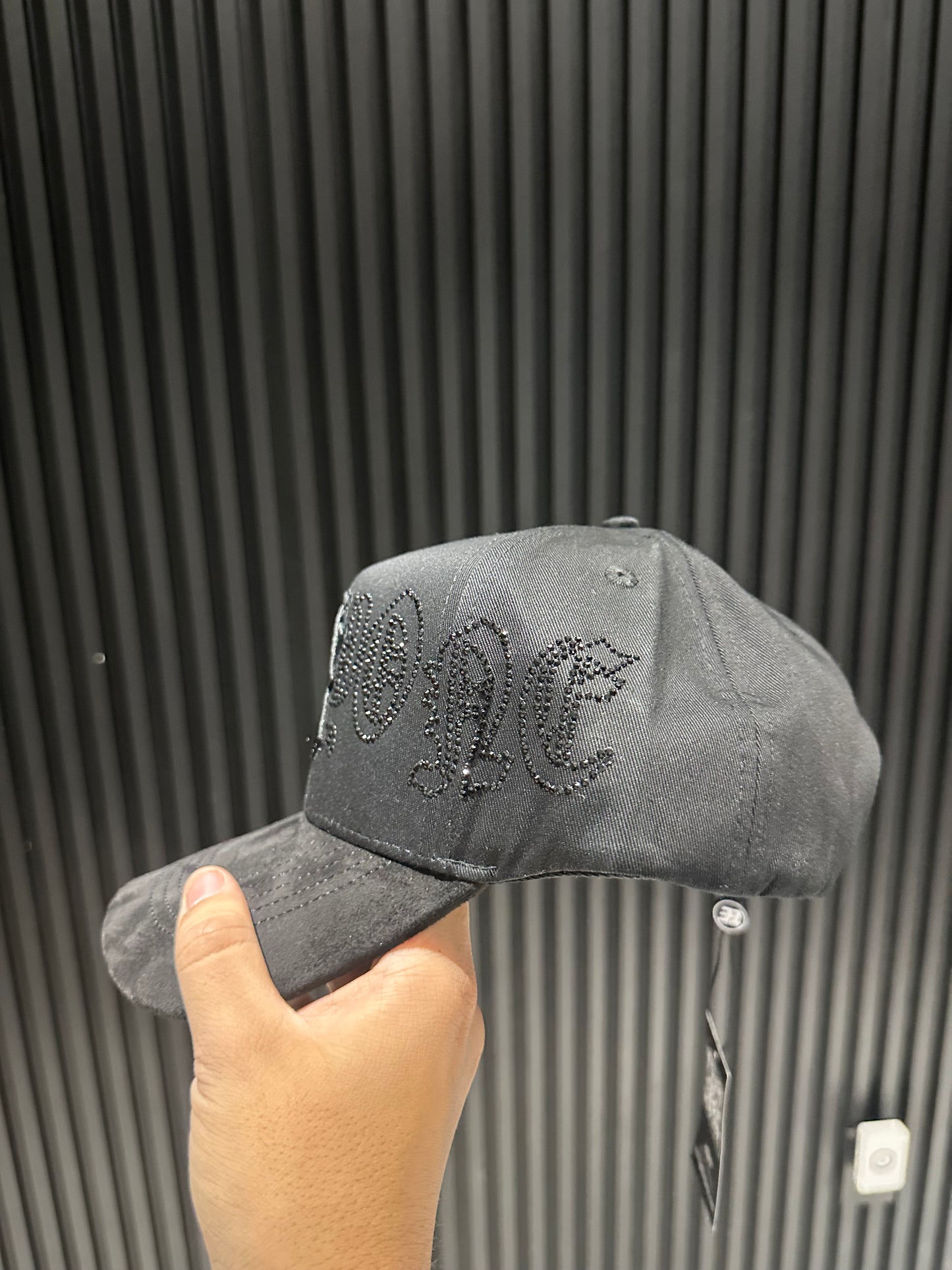 31 hats “crystals black”