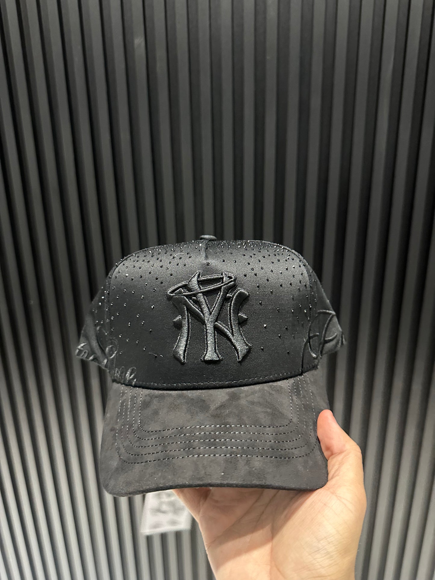 31 hats "Forever Black"