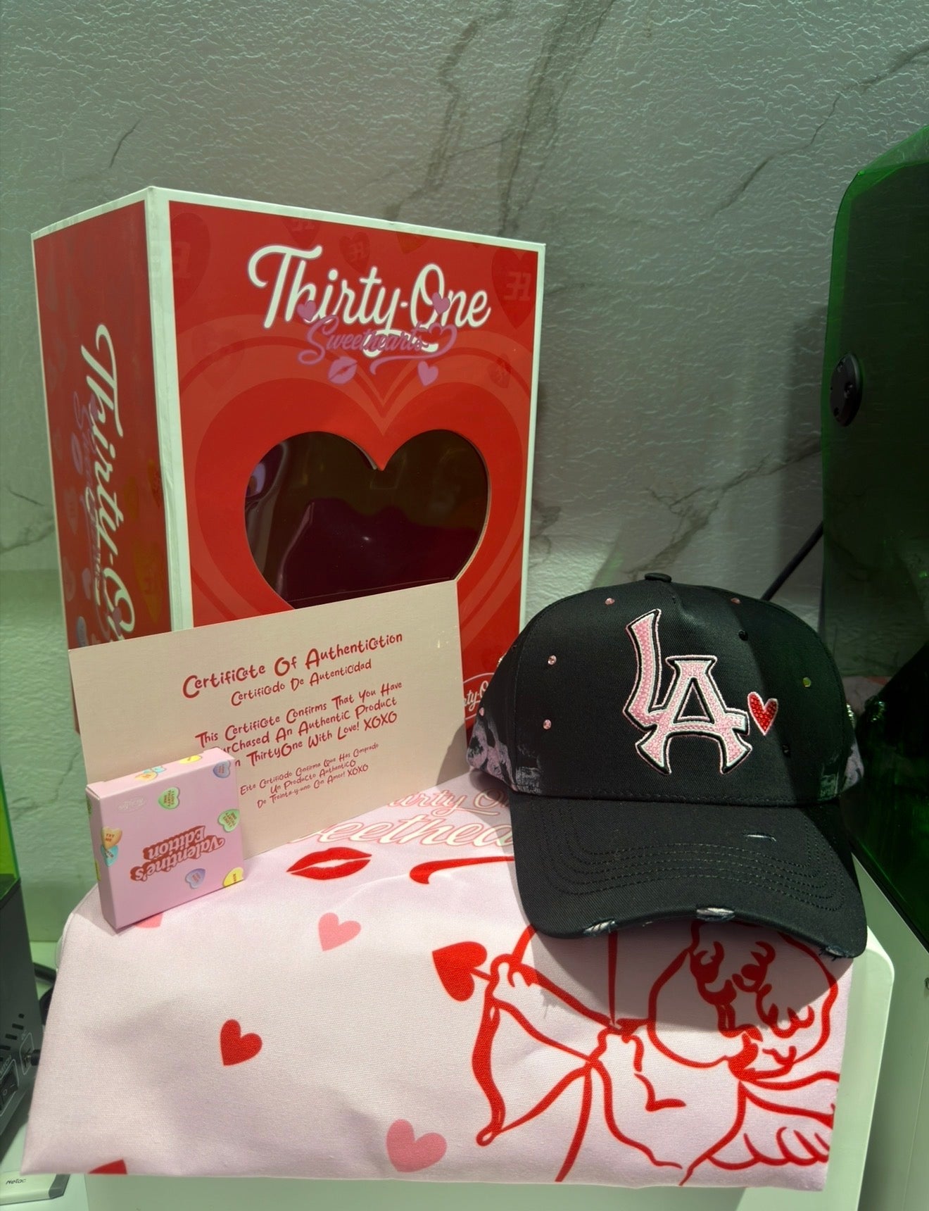 31 hats "XOXO"