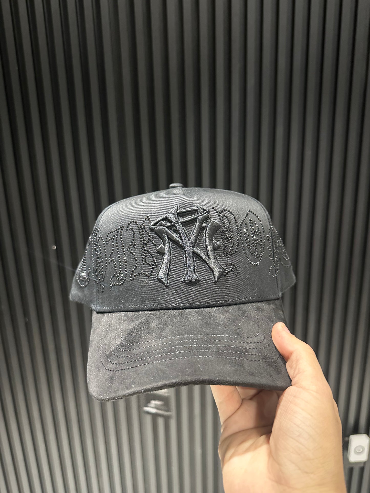 31 hats “crystals black”