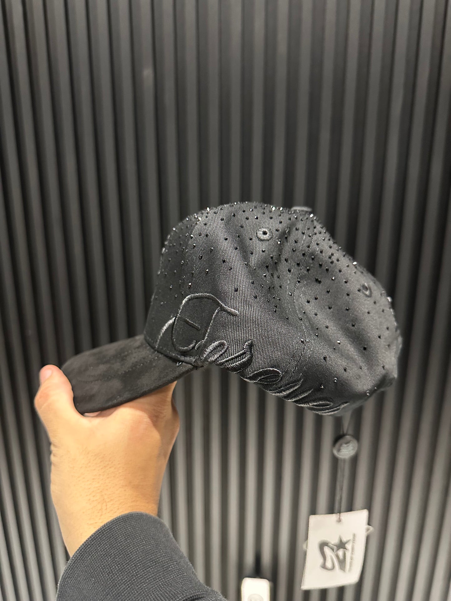 31 hats "Forever Black"